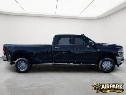 Diamond Black Crystal Pearlcoat 2026 RAM 3500 Tradesman Crew Cab 4x4 8' Box