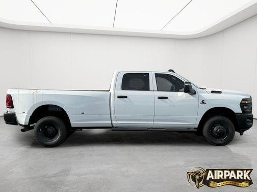 Bright White Clearcoat 2026 RAM 3500 Tradesman Crew Cab 4x4 8' Box