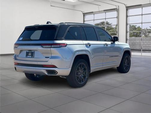 2025 Jeep Grand Cherokee Summit