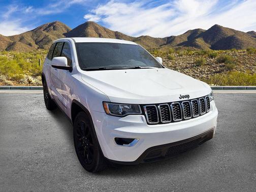 Bright White Clearcoat 2018 Jeep Grand Cherokee Laredo E