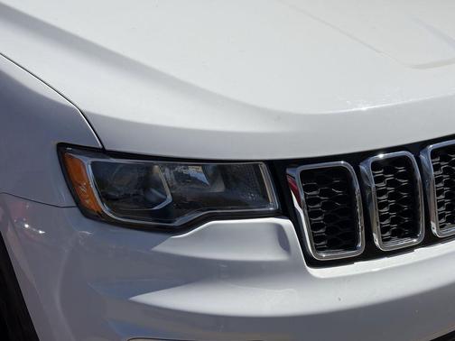 Bright White Clearcoat 2018 Jeep Grand Cherokee Laredo E