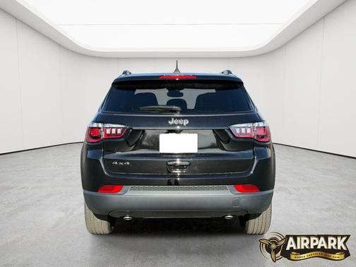 Diamond Black Crystal Pearlcoat 2026 Jeep Compass Latitude