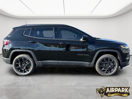 Diamond Black Crystal Pearlcoat 2026 Jeep Compass Latitude