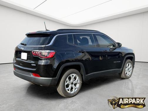 Diamond Black Crystal Pearlcoat 2026 Jeep Compass Latitude