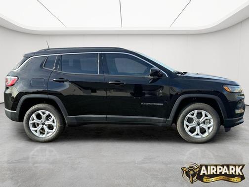 Diamond Black Crystal Pearlcoat 2026 Jeep Compass Latitude