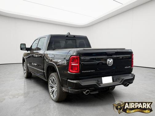 Diamond Black Crystal Pearlcoat 2026 RAM 1500 ST
