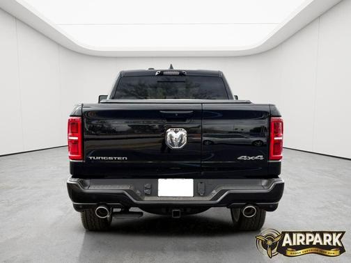 Diamond Black Crystal Pearlcoat 2026 RAM 1500 ST