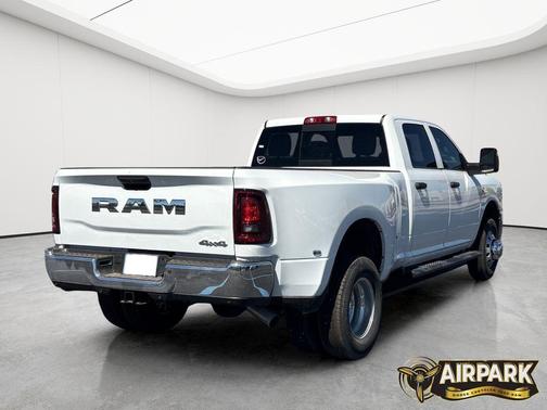Bright White Clearcoat 2026 RAM 3500 Tradesman Crew Cab 4x4 8' Box