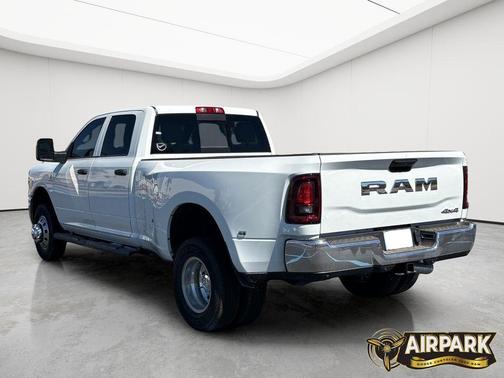 Bright White Clearcoat 2026 RAM 3500 Tradesman Crew Cab 4x4 8' Box