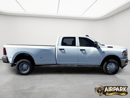 Bright White Clearcoat 2026 RAM 3500 Tradesman Crew Cab 4x4 8' Box