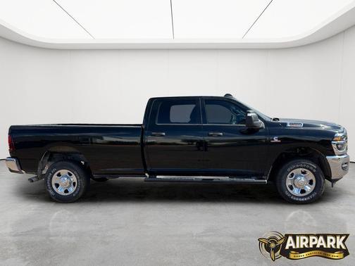 Diamond Black Crystal Pearlcoat 2026 RAM 2500 Tradesman