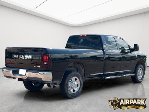 Diamond Black Crystal Pearlcoat 2026 RAM 2500 Tradesman