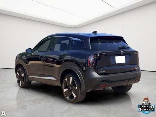 Super Black 2025 Nissan Kicks SR