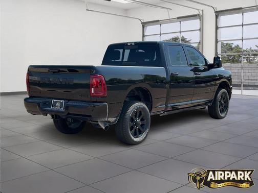 Diamond Black Crystal Pearlcoat 2026 RAM 2500 Laramie