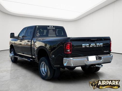 Diamond Black Crystal Pearlcoat 2026 RAM 3500 Tradesman Crew Cab 4x4 8' Box
