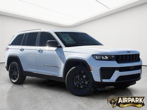 Bright White Clearcoat 2026 Jeep Grand Cherokee Altitude