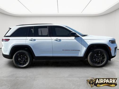 Bright White Clearcoat 2026 Jeep Grand Cherokee Altitude