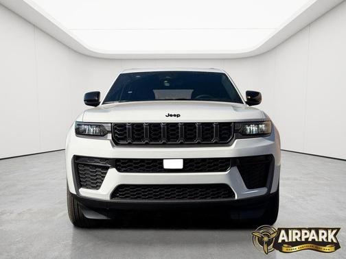Bright White Clearcoat 2026 Jeep Grand Cherokee Altitude