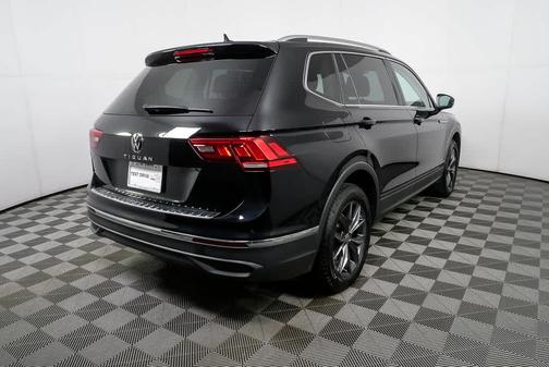 Deep Black Pearl Effect 2023 Volkswagen Tiguan 2.0T SE