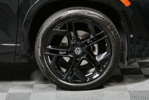 Deep Black Pearl Effect 2025 Volkswagen Tiguan 2.0T SE R-Line Black