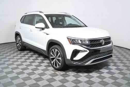 Pure White 2023 Volkswagen Taos 1.5T SE