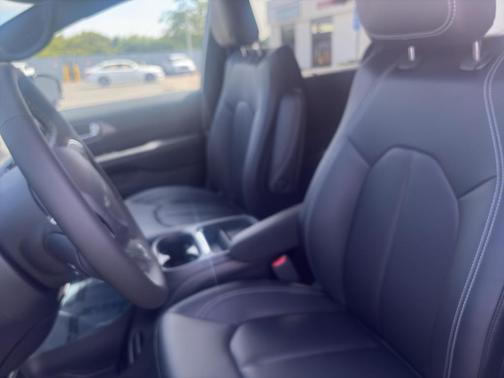 Bright White Clearcoat 2027 Chrysler Pacifica L