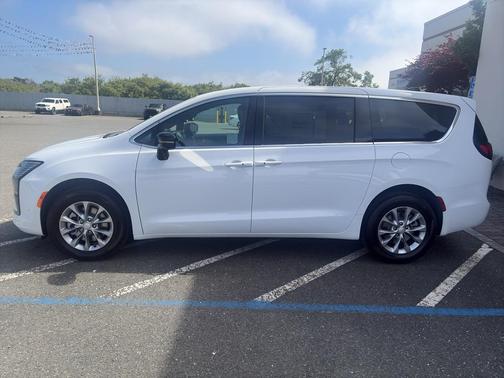 Bright White Clearcoat 2027 Chrysler Pacifica L
