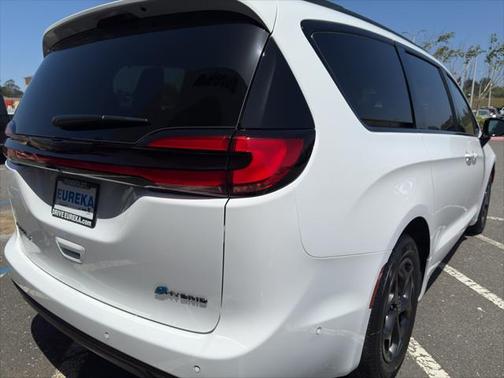 2025 Chrysler Pacifica Hybrid Premium S Appearance Pkg