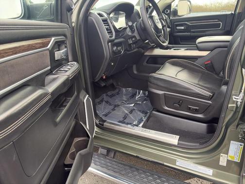 2020 RAM 3500 Laramie Crew Cab 4x4 8' Box