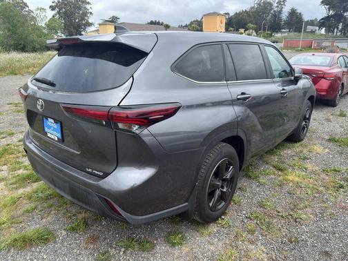 Magnetic Gray Metallic 2024 Toyota Highlander LE