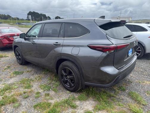 Magnetic Gray Metallic 2024 Toyota Highlander LE