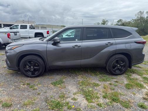 Magnetic Gray Metallic 2024 Toyota Highlander LE