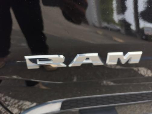 Diamond Black Crystal Pearlcoat 2022 RAM 1500 Laramie