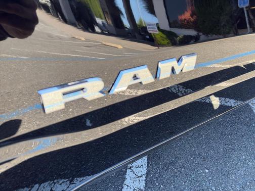 Diamond Black Crystal Pearlcoat 2026 RAM 1500 Laramie