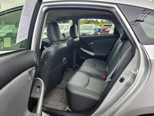 Photo 5 of 28 of 2015 Toyota Prius Four