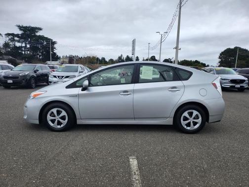 Photo 3 of 28 of 2015 Toyota Prius Four