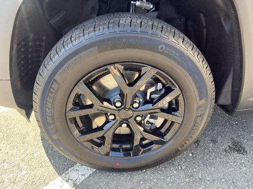 Diamond Black Crystal Pearlcoat 2026 Jeep Grand Cherokee L Altitude
