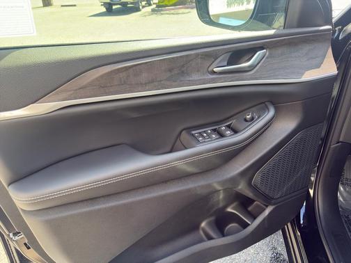 Diamond Black Crystal Pearlcoat 2026 Jeep Grand Cherokee L Altitude