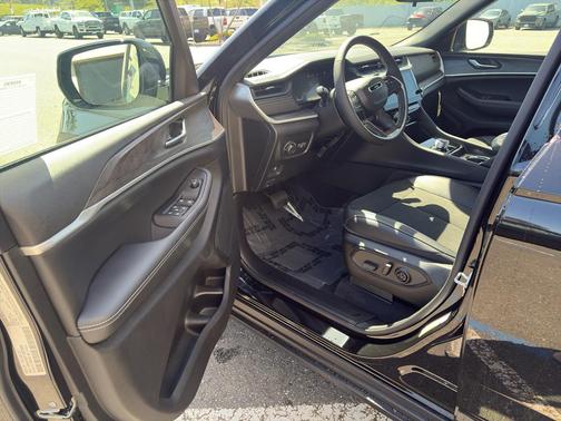Diamond Black Crystal Pearlcoat 2026 Jeep Grand Cherokee L Altitude