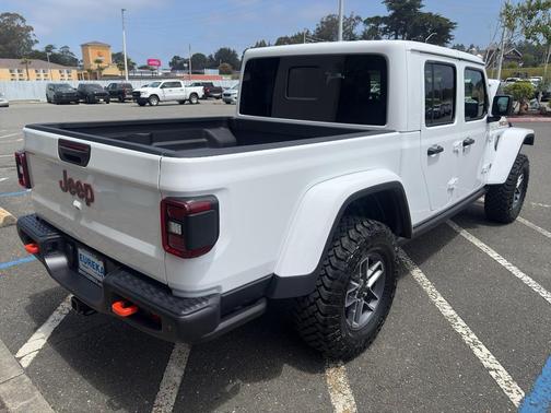 Bright White Clearcoat 2026 Jeep Gladiator Mojave X 4x4