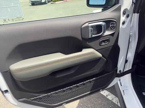 Bright White Clearcoat 2026 Jeep Gladiator Mojave X 4x4