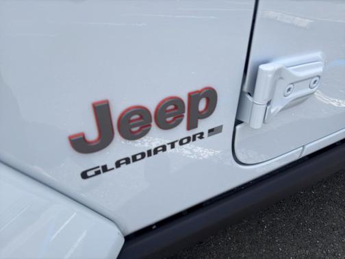 Bright White Clearcoat 2026 Jeep Gladiator Mojave X 4x4