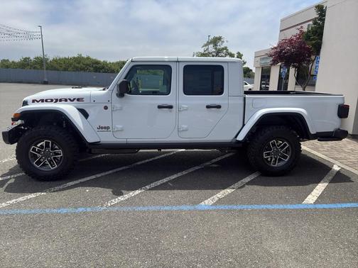 Bright White Clearcoat 2026 Jeep Gladiator Mojave X 4x4