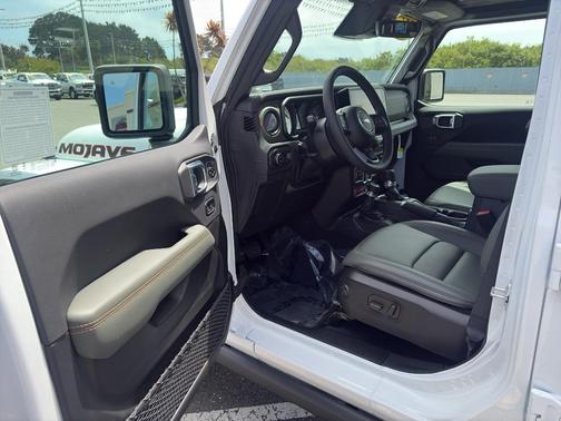 Bright White Clearcoat 2026 Jeep Gladiator Mojave X 4x4
