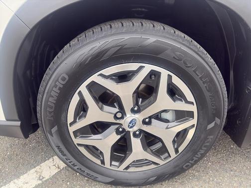 Crystal White Pearl 2023 Subaru Forester Premium