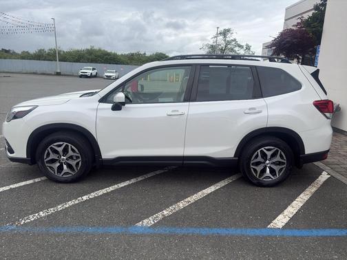 Crystal White Pearl 2023 Subaru Forester Premium