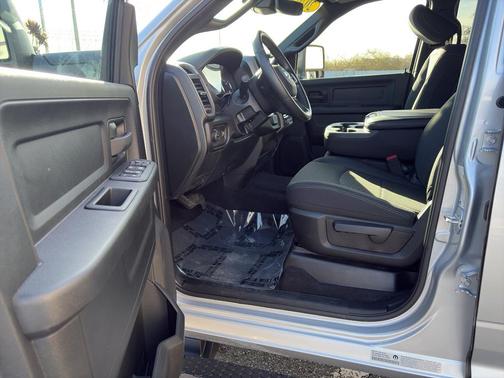 2026 RAM 3500 Tradesman Crew Cab 4x4 6'4' Box