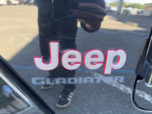 Black Clearcoat 2022 Jeep Gladiator Rubicon