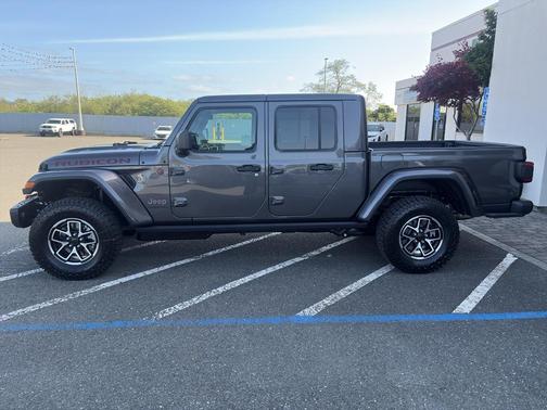 Granite Crystal Metallic Clearcoat 2026 Jeep Gladiator Rubicon