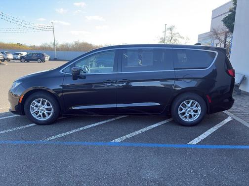 2022 Chrysler Voyager LX